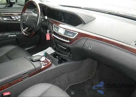 2009 Mercedes-Benz S550 z USA, uszkodzony, nr VIN WDDNG71X39A251937